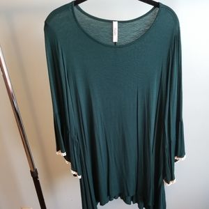 Dark green 3/4 sleeve top w/white accents size XL